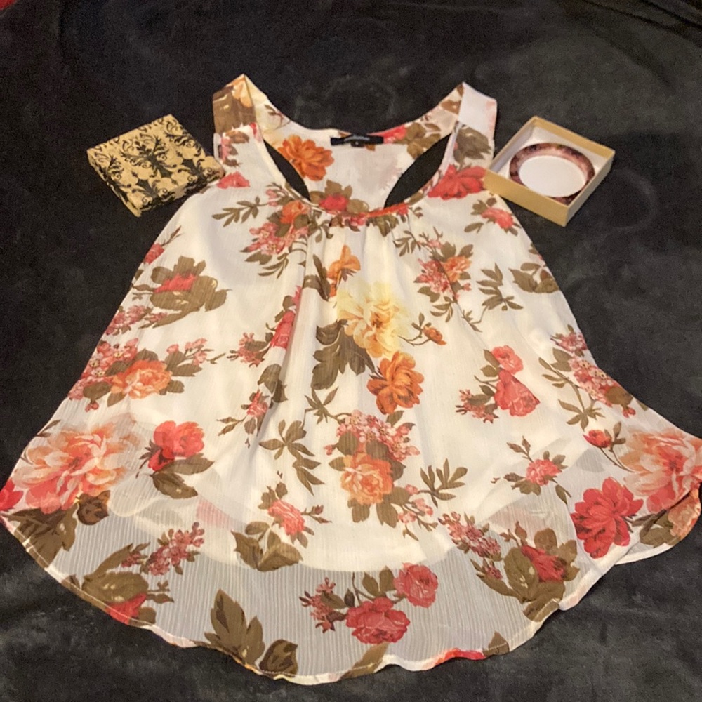 Ambiance brand floral flowing sleeveless top with a free floral bracelet